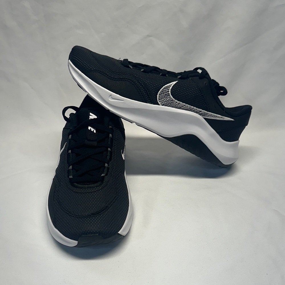 NEW Nike Legend Essential 3 Black/White. Mens size 8